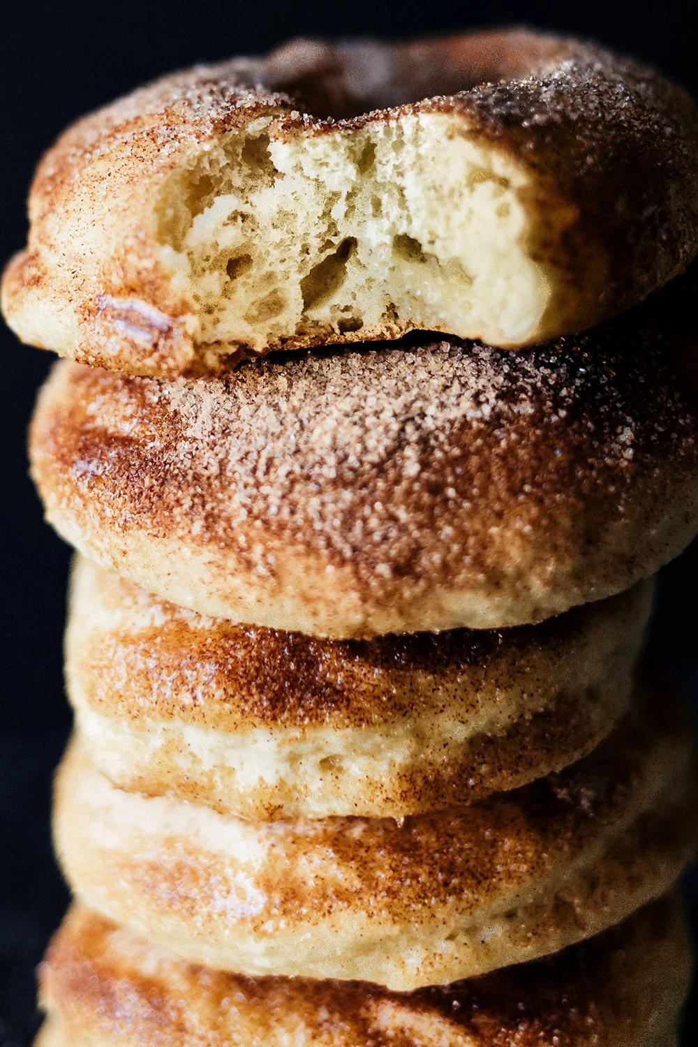 Zelfgemaakte appeltaart doughnuts, gebakken en bestrooid met kaneelsuiker, perfect voor een herfstige snack of zoet recept