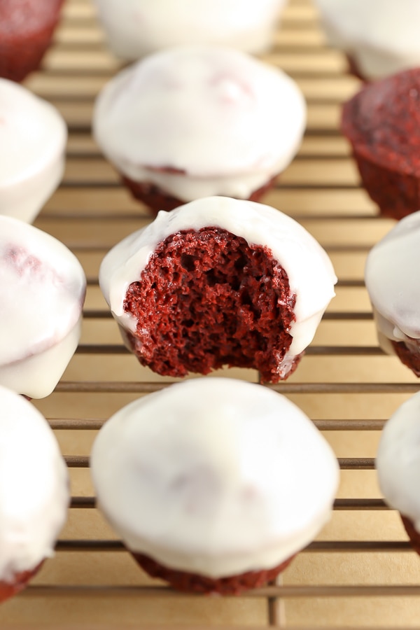 Gebakken Red Velvet Donut Holes geglazuurd met een gemakkelijk roomkaasglazuur, perfect voor een zoet ontbijt of Valentijnsdag!