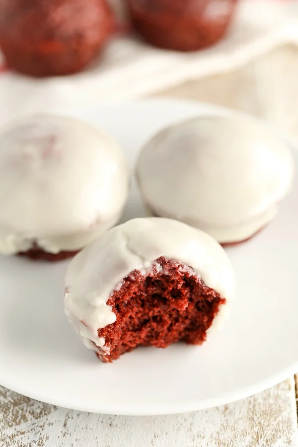 Gebakken Red Velvet Donut Holes geglazuurd met een gemakkelijk roomkaasglazuur, perfect voor een zoet ontbijt of Valentijnsdag!