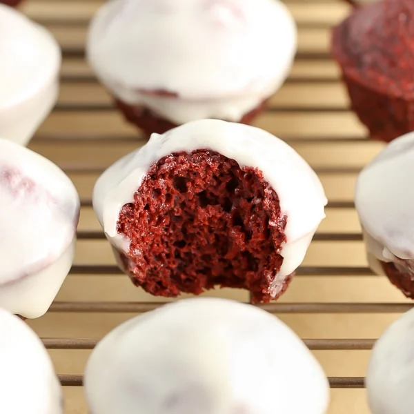 Gebakken Red Velvet Donut Holes geglazuurd met een gemakkelijk roomkaasglazuur, perfect voor een zoet ontbijt of Valentijnsdag!