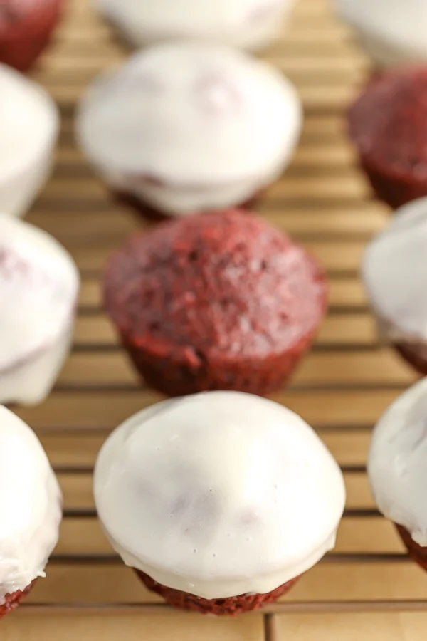 Charmante Red Velvet Donut Holes, perfect gebakken en overgoten met een zijdezacht roomkaasglazuur – een heerlijke traktatie voor ontbijt of een romantische Valentijnsdag