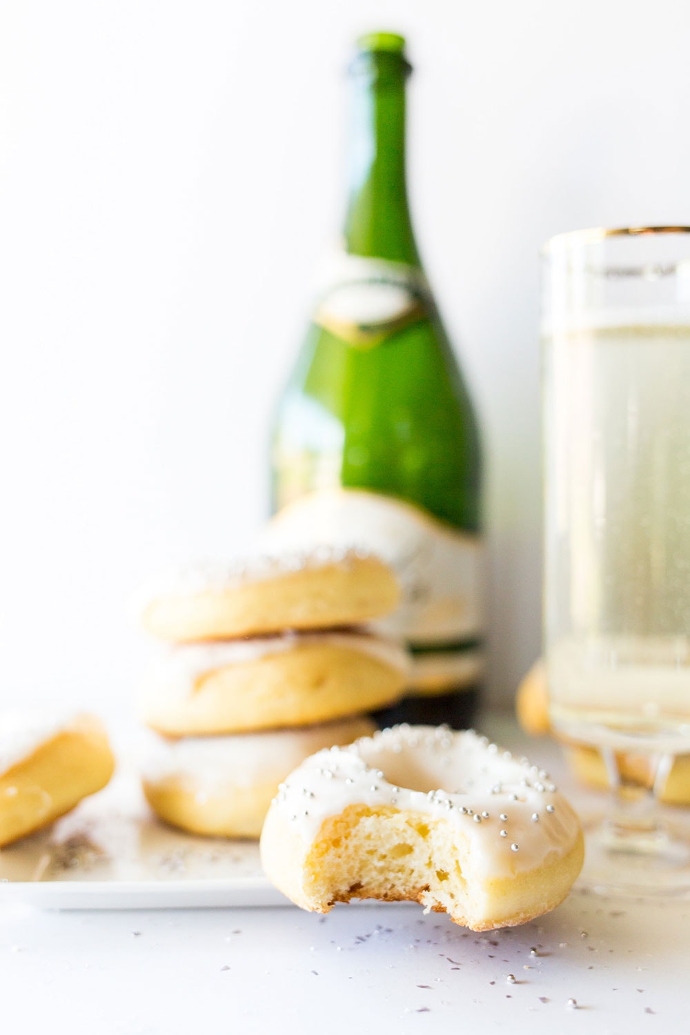 Gebakken champagne donuts, licht en luchtig, met champagne in zowel het deeg als de glazuur – ideaal voor elke nieuwjaarsviering.