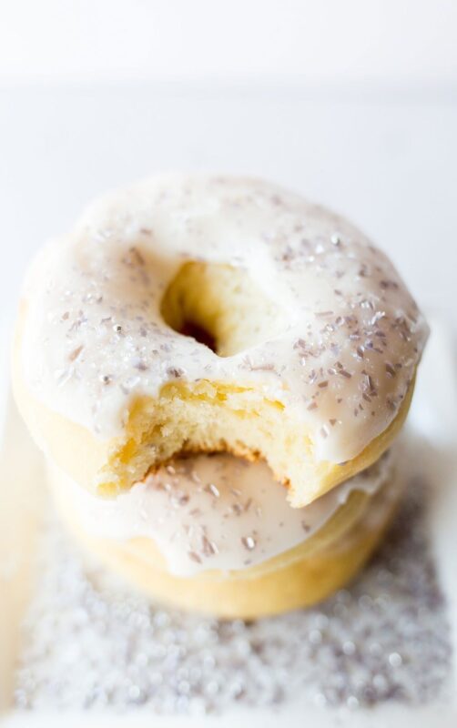 Gebakken, niet gefrituurde gistverrijsde champagne donuts, ideaal voor elk nieuwjaarsfeest of bruiloft.