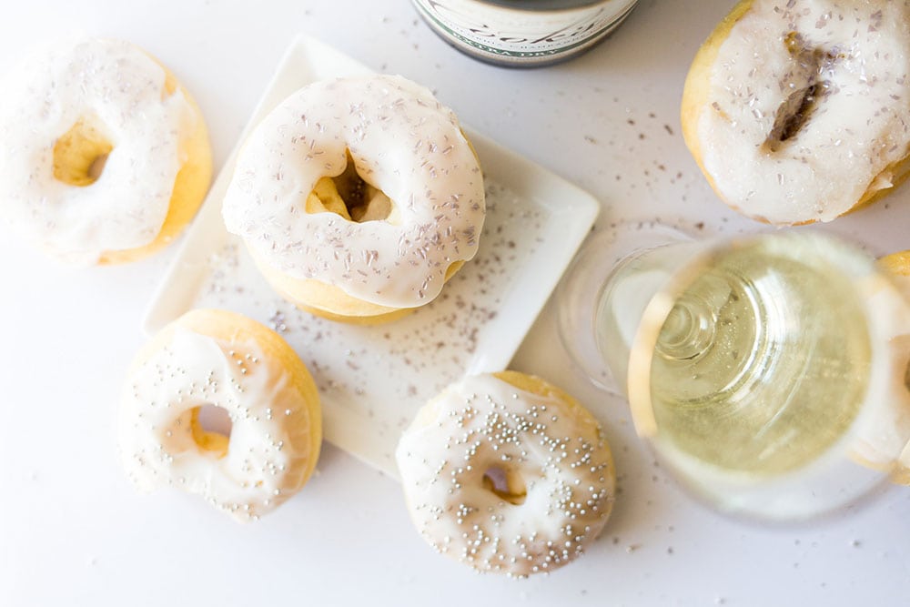 Ultra lichte, gebakken champagne donuts, verrijkt met champagne in zowel het deeg als de glazuur, perfect voor elke nieuwjaarsviering.