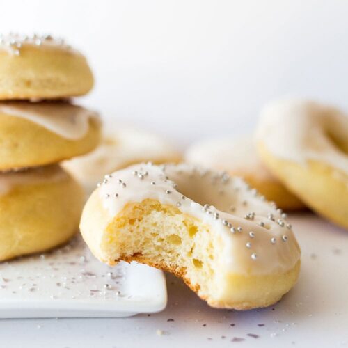 Gebakken Champagne Donuts zijn ultra licht en luchtig. Gemaakt met champagne in het deeg EN in de glazuur, perfect voor elke nieuwjaarsviering.