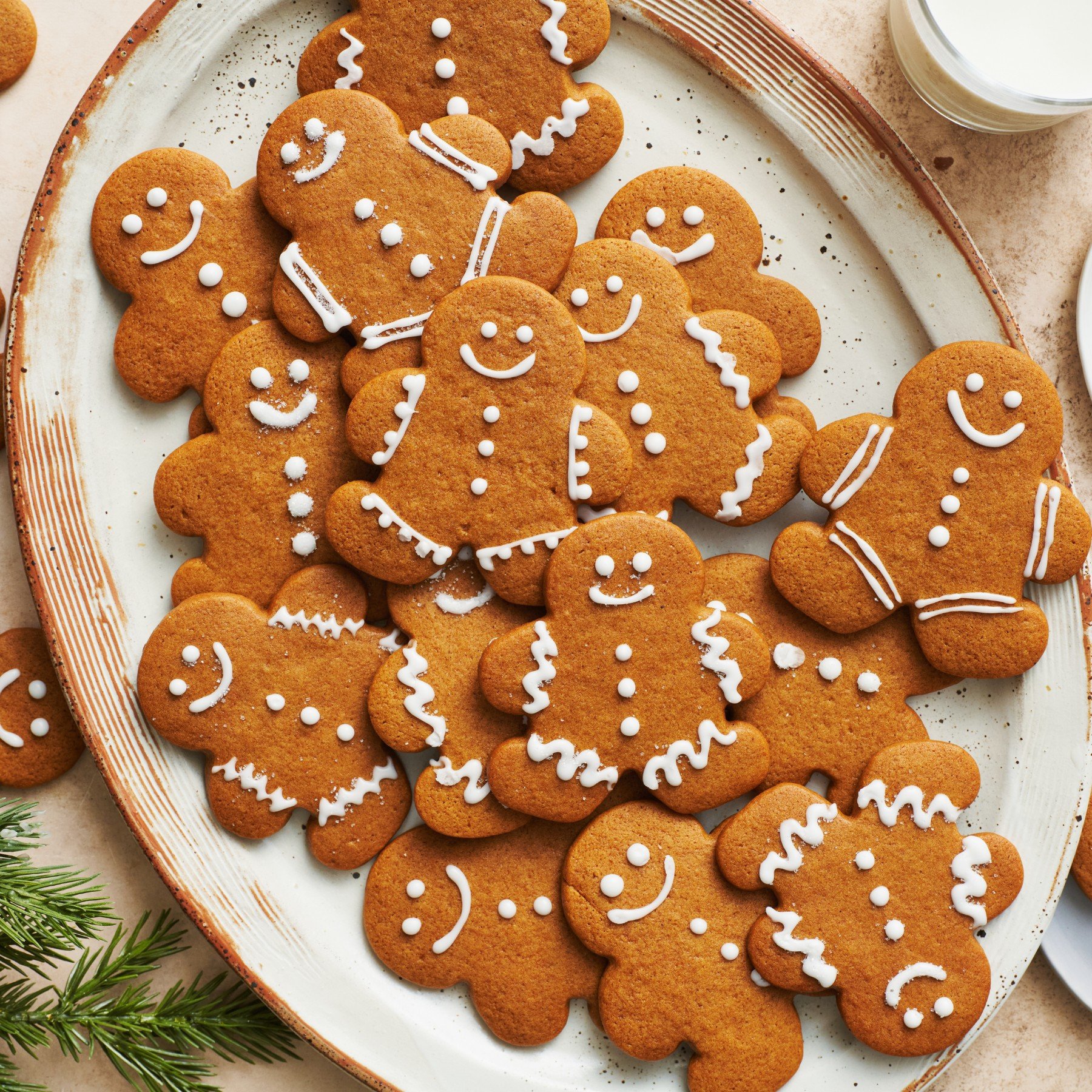 Een hele batch gemberkoekjes op een schaal.