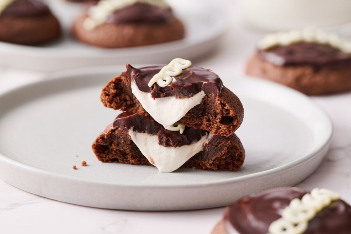 Een koekje op een bord, doormidden gebroken om de marshmallowvulling binnenin te laten zien.Koekje op een bord, doormidden gebroken, met marshmallowvulling die zichtbaar is