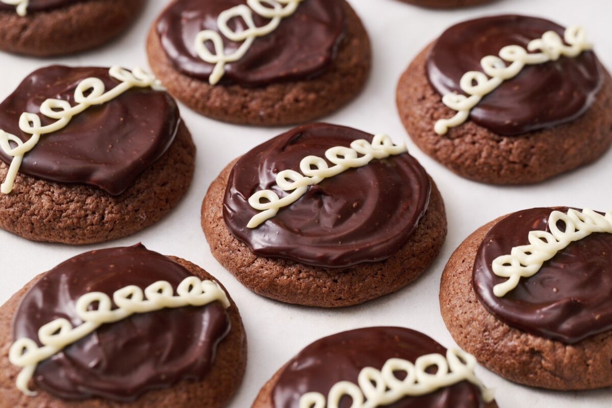 Een paar Hostess cupcake koekjes op wit bakpapier, met een romige vulling en chocolade topping