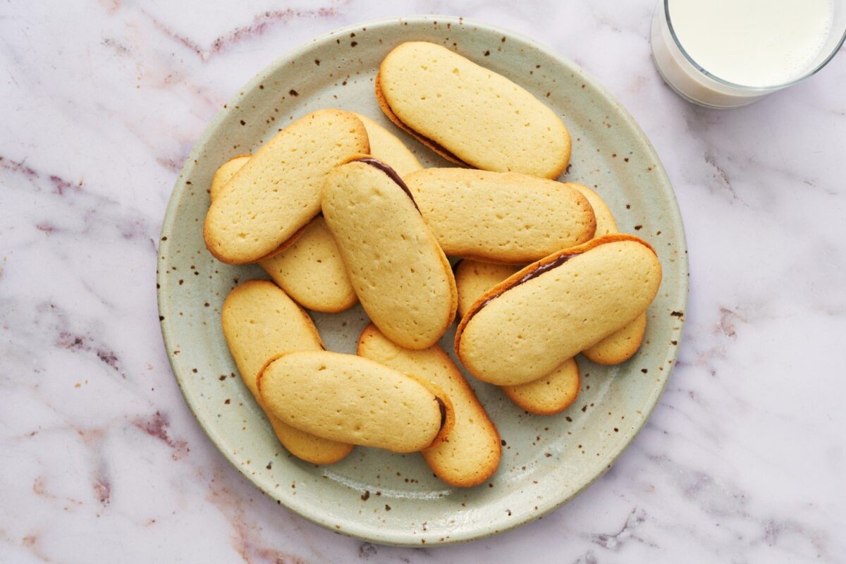 Een bord vol heerlijke Milano koekjes, perfect klaar om te serveren.