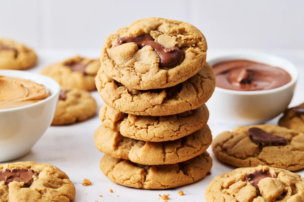 Een perfect gebakken stapel van 5 koekjes, goudbruin en knapperig, ideaal als zoete traktatie of tussendoortje.