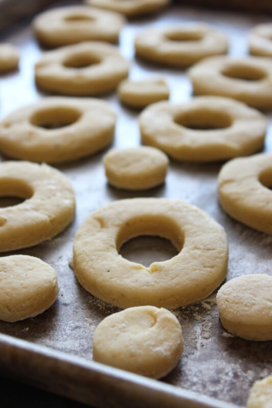 Ongebakken zure room donuts, klaar om gefrituurd te worden, ideaal voor bakkerij- en donutfotografie.