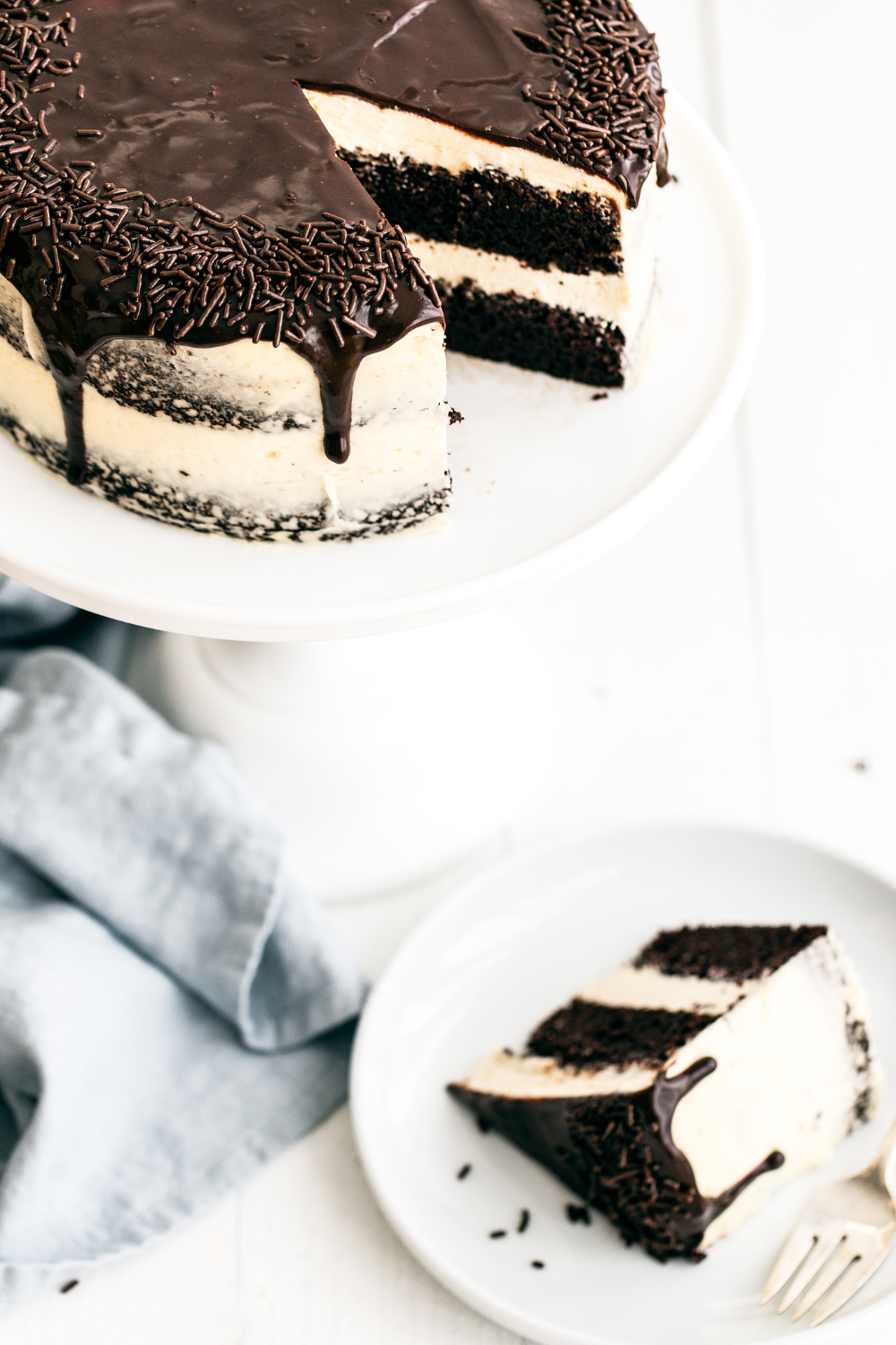 Guinness chocoladetaart met Ierse botercrème die wordt gesneden en geserveerd, ideaal voor bakkerij- en dessertfotografie.