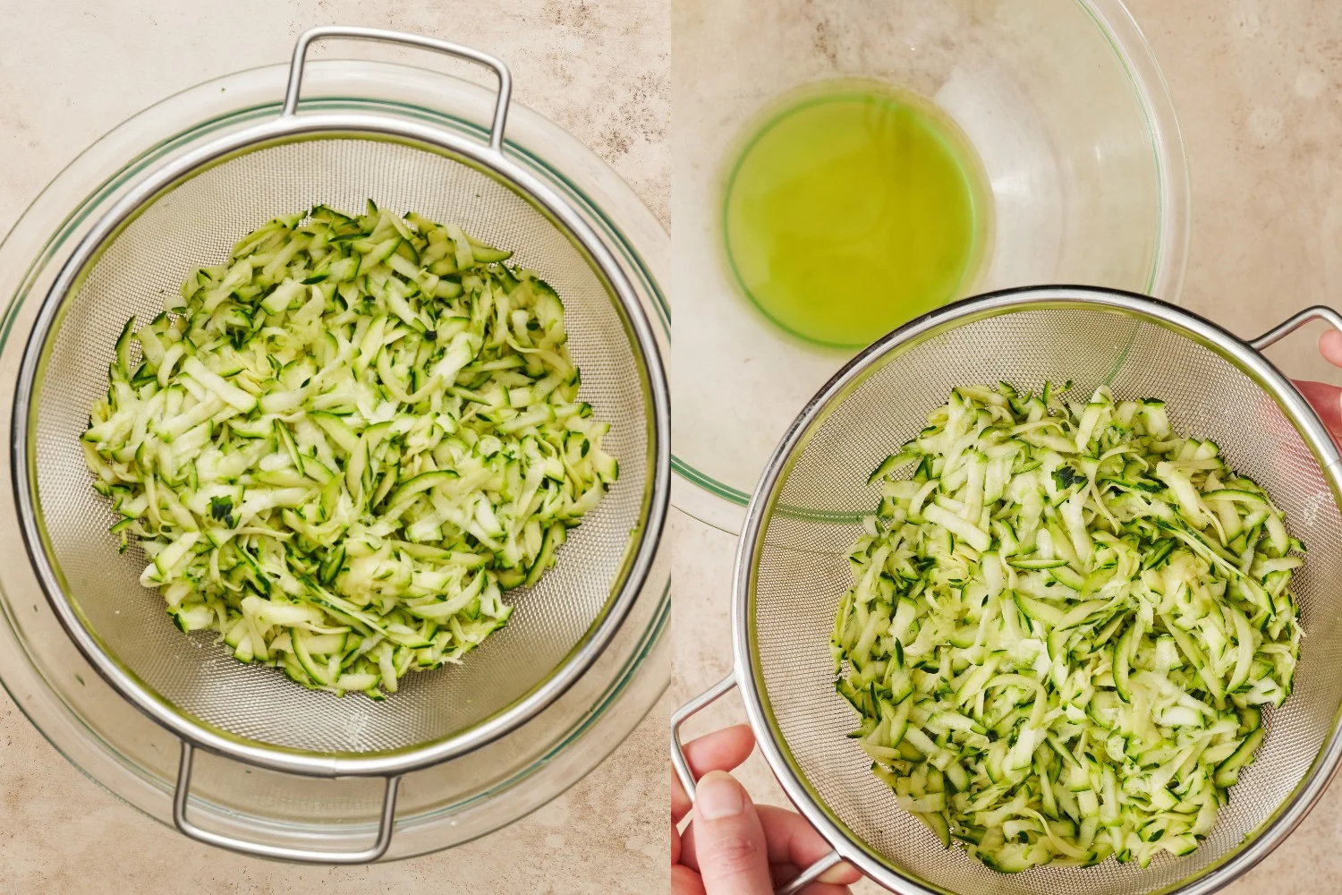 twee afbeeldingen naast elkaar die de geraspte courgette in een vergiet boven een kom laten zien, en vervolgens het vergiet verwijderen nadat de overtollige vloeistof is uitgelekt.Twee afbeeldingen naast elkaar: aan de linkerzijde geraspte courgette in een vergiet boven een kom, en aan de rechterzijde hetzelfde vergiet na het verwijderen van de overtollige vloeistof.