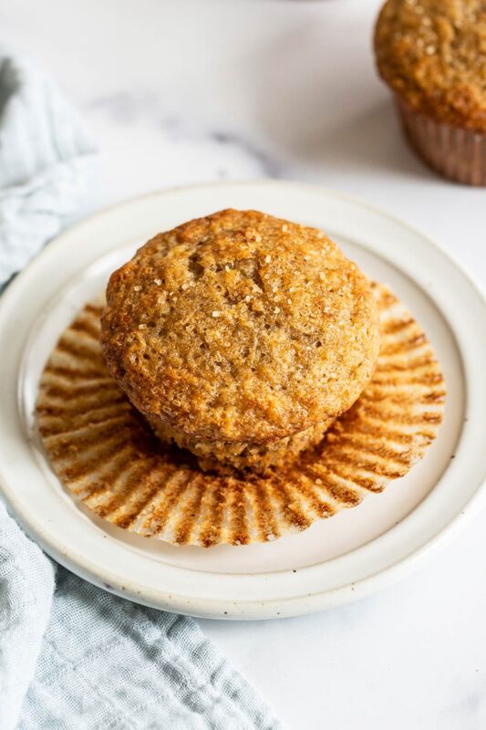 Banana muffin op een bord, klaar om van te genieten.