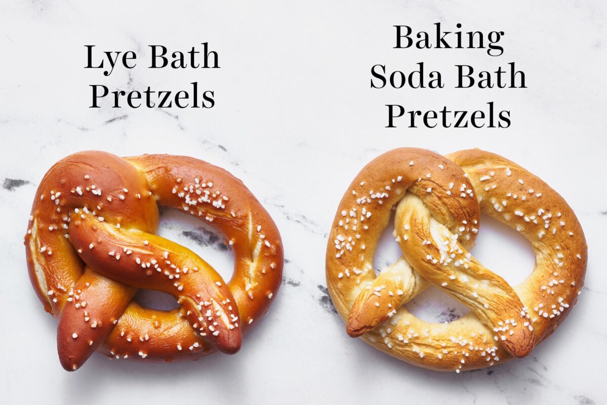 Vergelijking tussen een pretzel gemaakt met een loogbad en een pretzel gemaakt met een baking soda bad, naast elkaar gepresenteerd