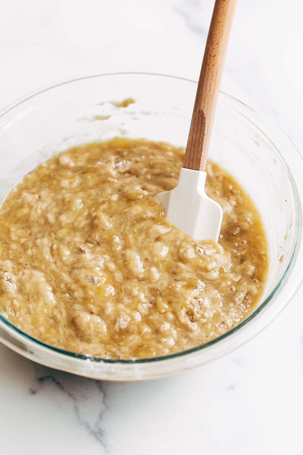 Kom met beslag, ideaal voor het maken van pannenkoeken, cakes of andere bakgerechten.