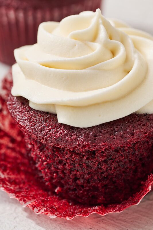 Close-up van een heerlijke red velvet cupcake, zonder de wikkel, klaar om van te genieten.