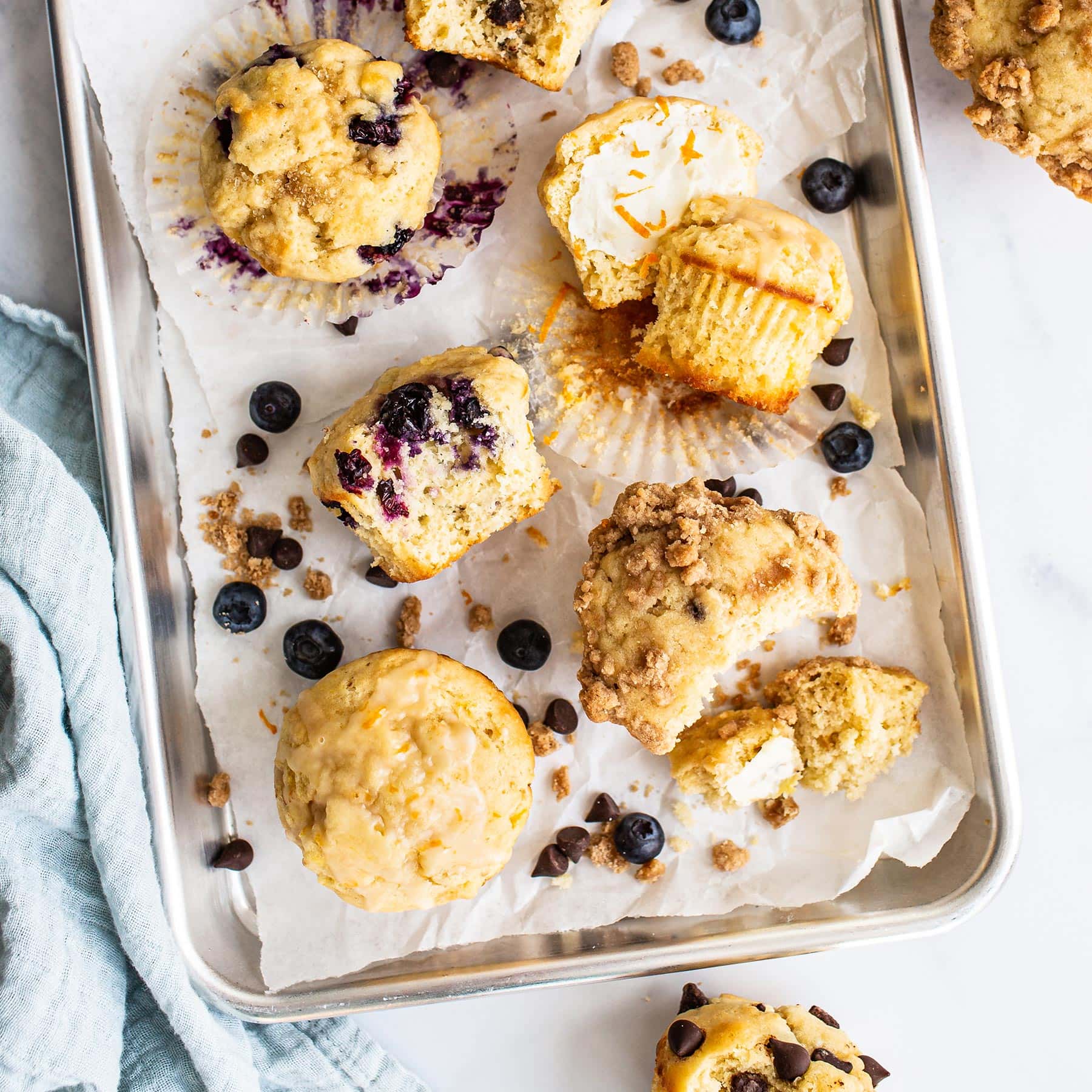 Verse zelfgemaakte ultimate muffins op een bakplaat, goudbruin en klaar om te serveren