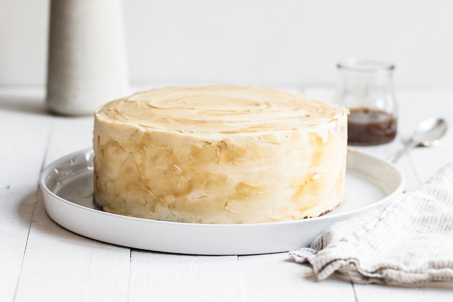 geglazuurde, ongeknipte Butterscotch Cake op een serveerschaal.