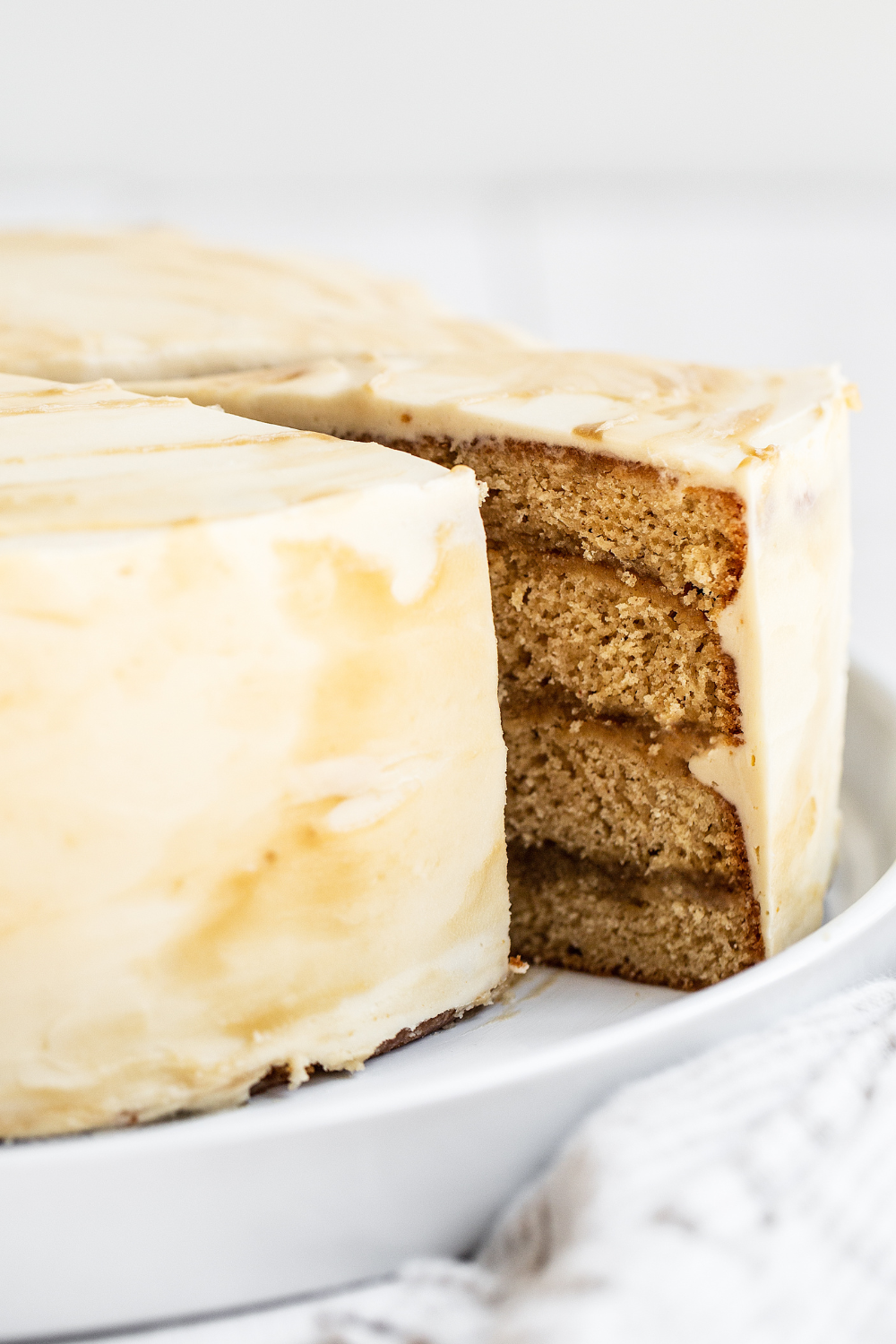 een hele Butterscotch Cake die wordt gesneden om te serveren.