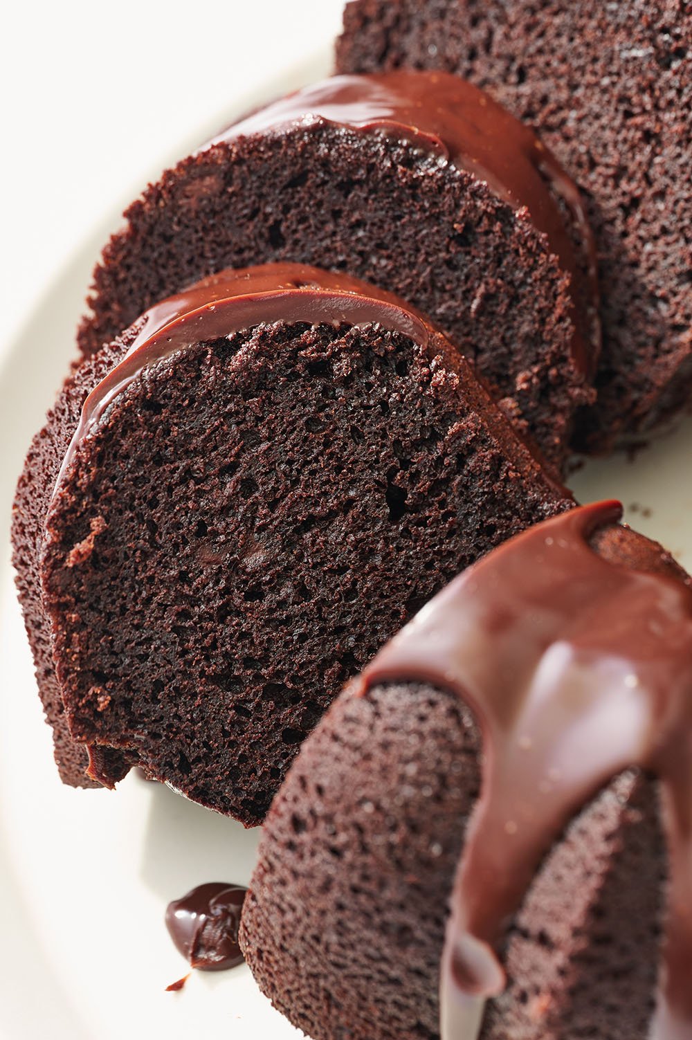 Plakken van de geijkte cake op een plateau, zorgvuldig gesneden en klaar om te serveren als een smakelijke traktatie.