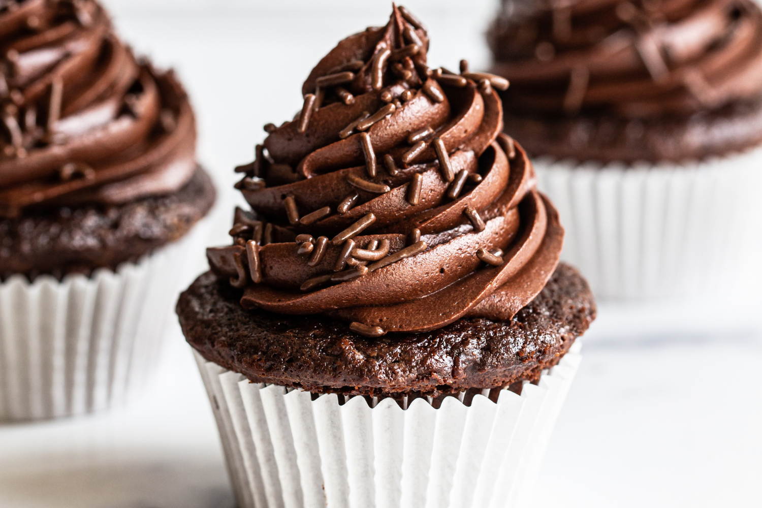 beste chocolade botercrème frosting op een cupcake