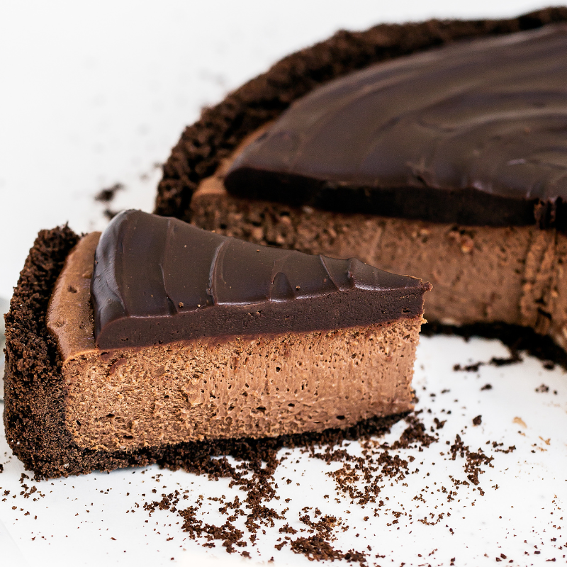 Een decadent stuk Death by Chocolate Cheesecake, rijk aan lagen van romige chocolade en perfect voor chocoladeliefhebbers.