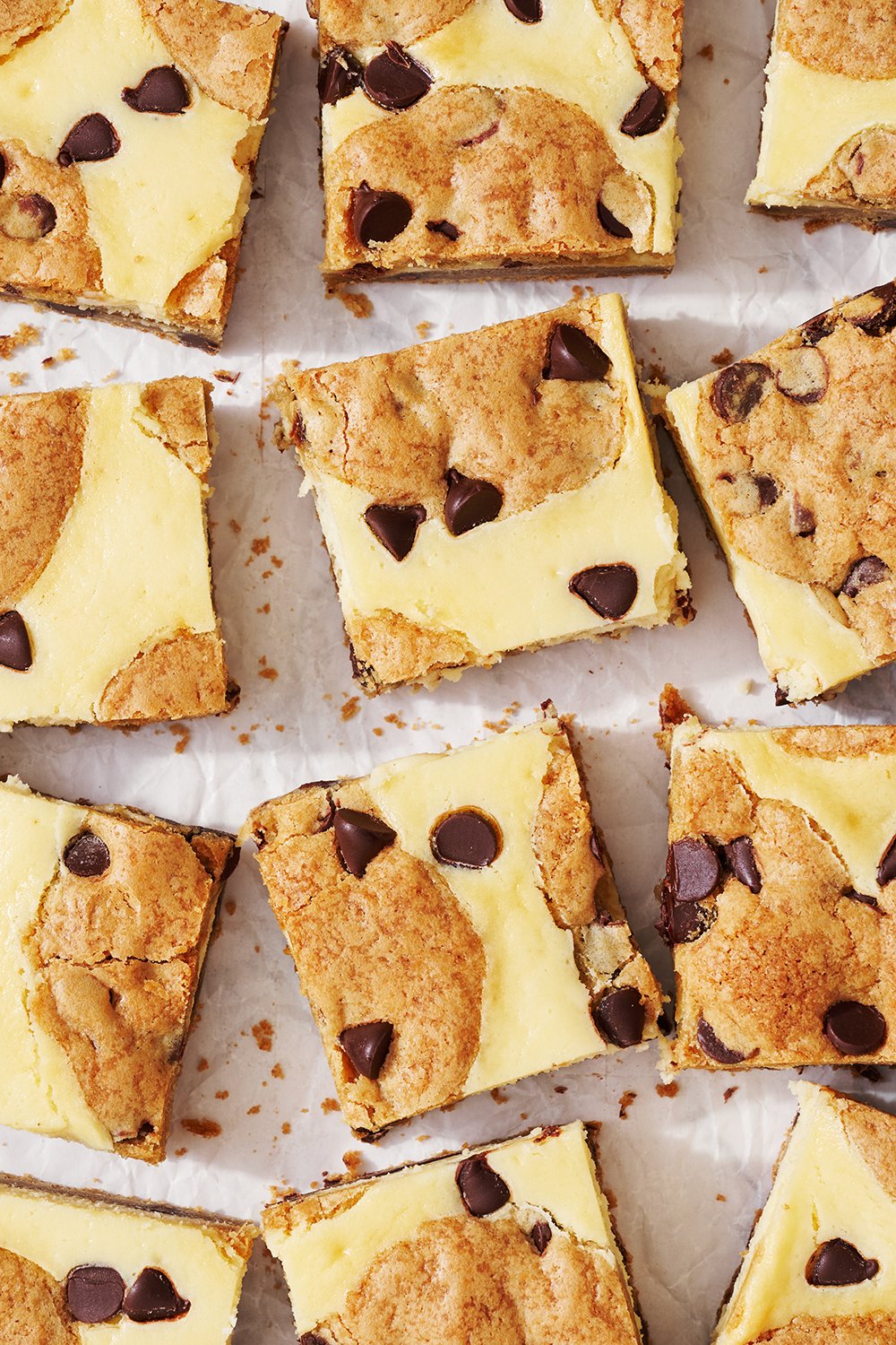 Chocolade chip koekjes cheesecake bars, romig en met een krokante bodem, perfect voor dessert- en bakkerijfotografie.