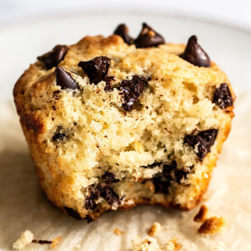 "Een heerlijke chocolade chip muffin, zonder papiertje, met een smakelijke hap eruit genomen.