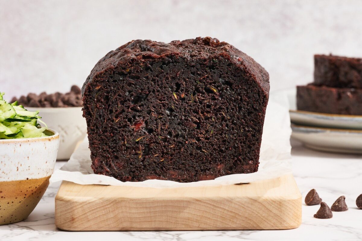 Gesneden chocolade courgettebrood, met een focus op de smeuïge textuur en rijke chocoladesmaak.