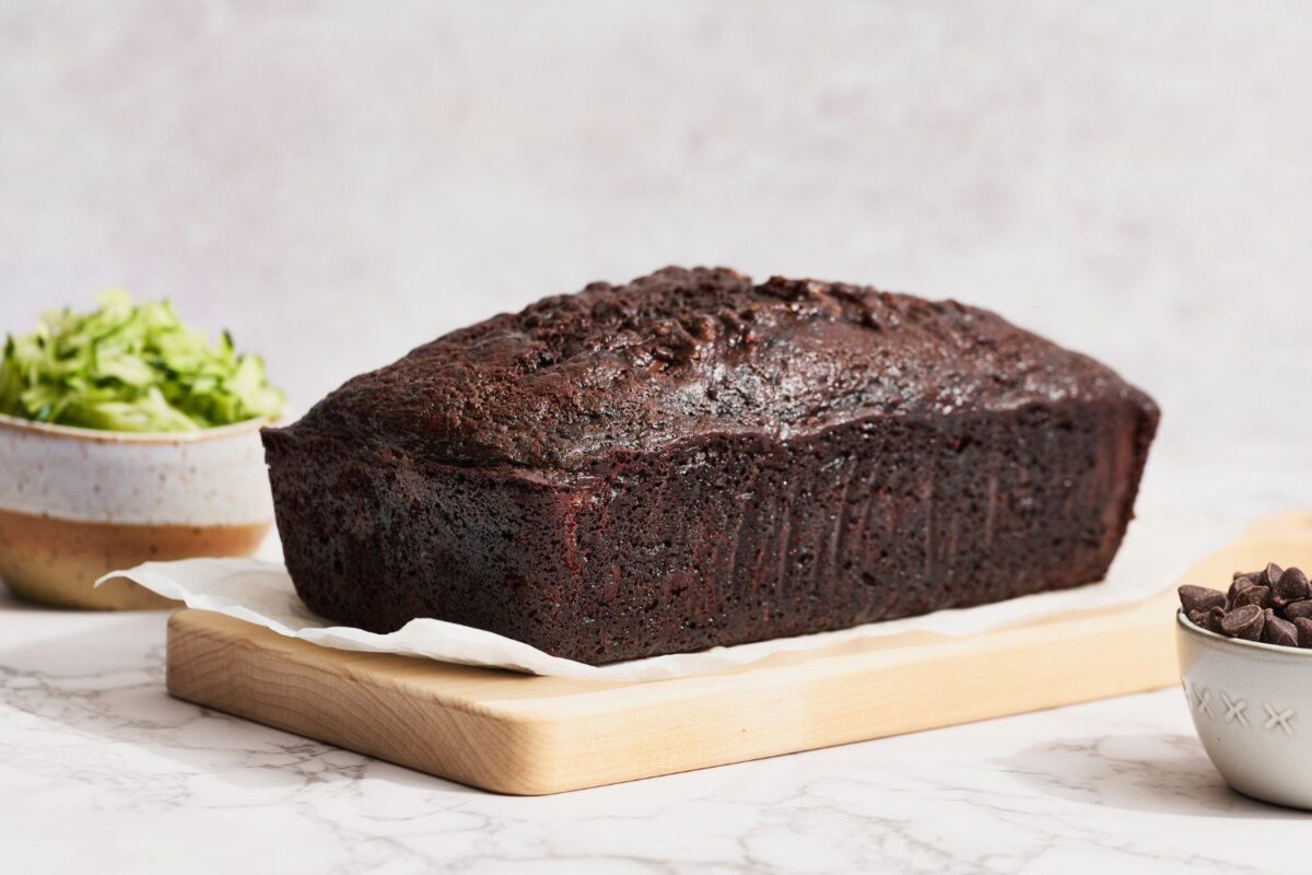 Een hele, ongesneden chocolade courgettebrood, perfect gebakken en klaar om te serveren.