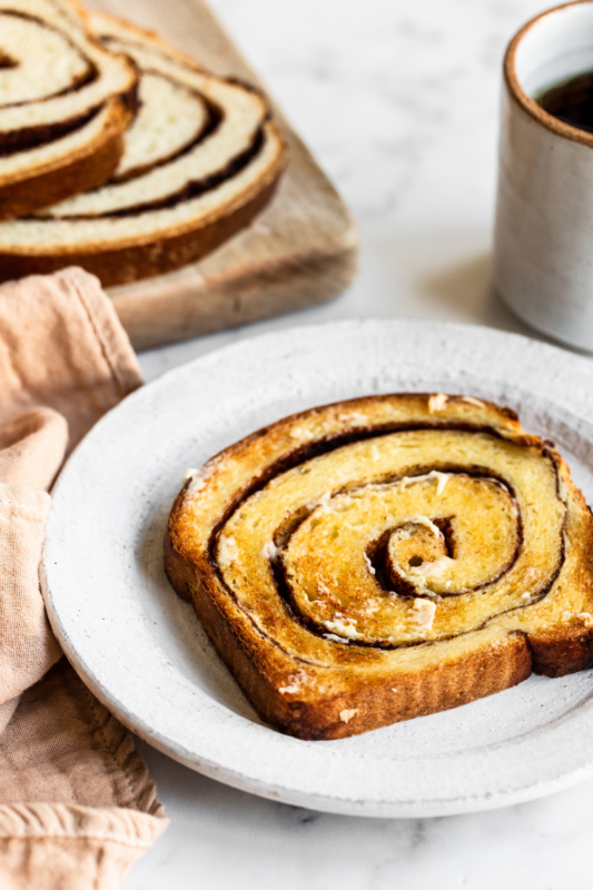 Vers gesneden plakken cinnamon swirl brood, perfect klaar om te serveren.