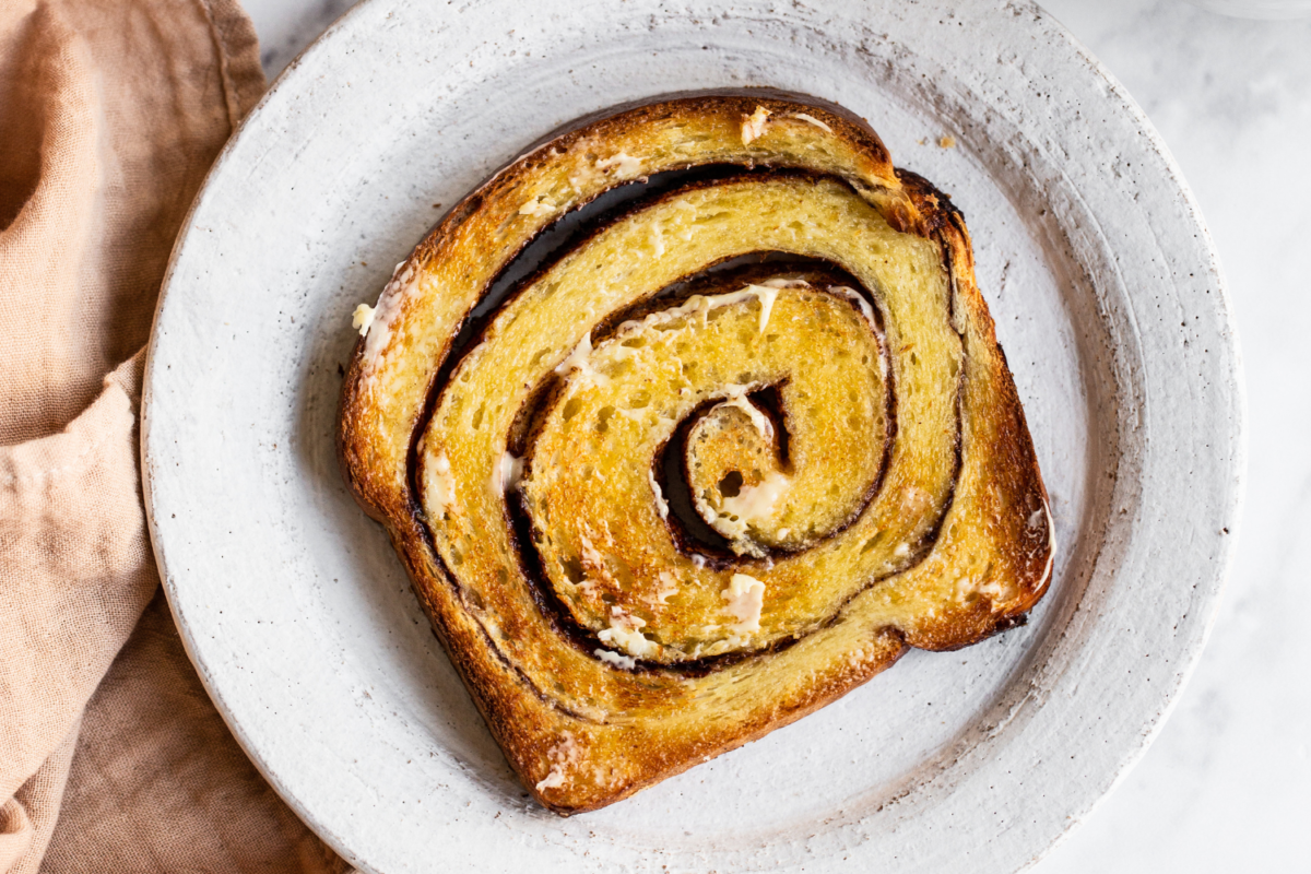 Een smakelijke plak cinnamon swirl toast, perfect gepresenteerd op een bord.