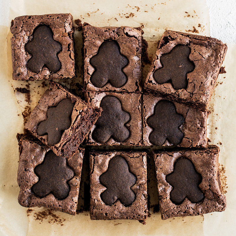 Gingerbread brownies in 9 stukken, elk getopt met een mini peperkoekmannetje, perfect voor de feestdagen.