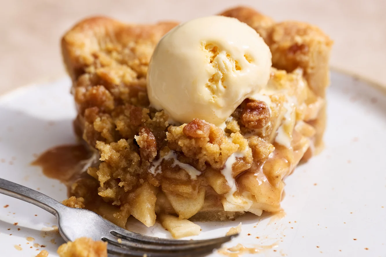 Een plakje van de Caramel Apple Streusel Pie