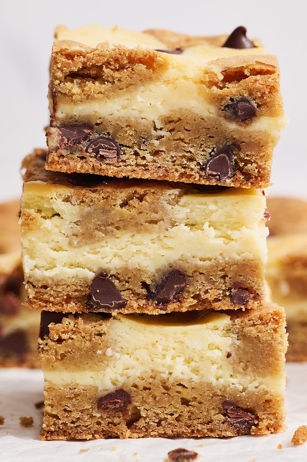 Zelfgemaakte koekjes cheesecake bars, romig met een krokante koekjesbodem, ideaal voor dessert- en bakkerijfotografie.