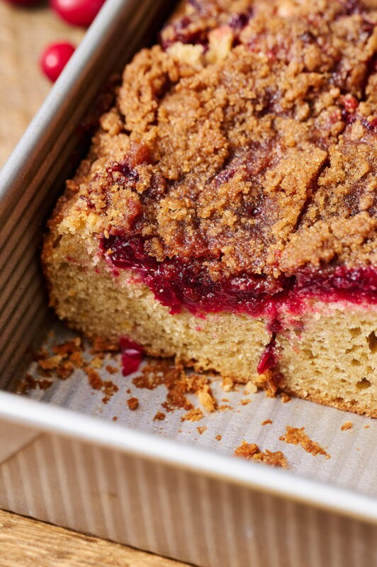 De volledige koffie cake, nog in de pan, net uit de oven na het bakken.