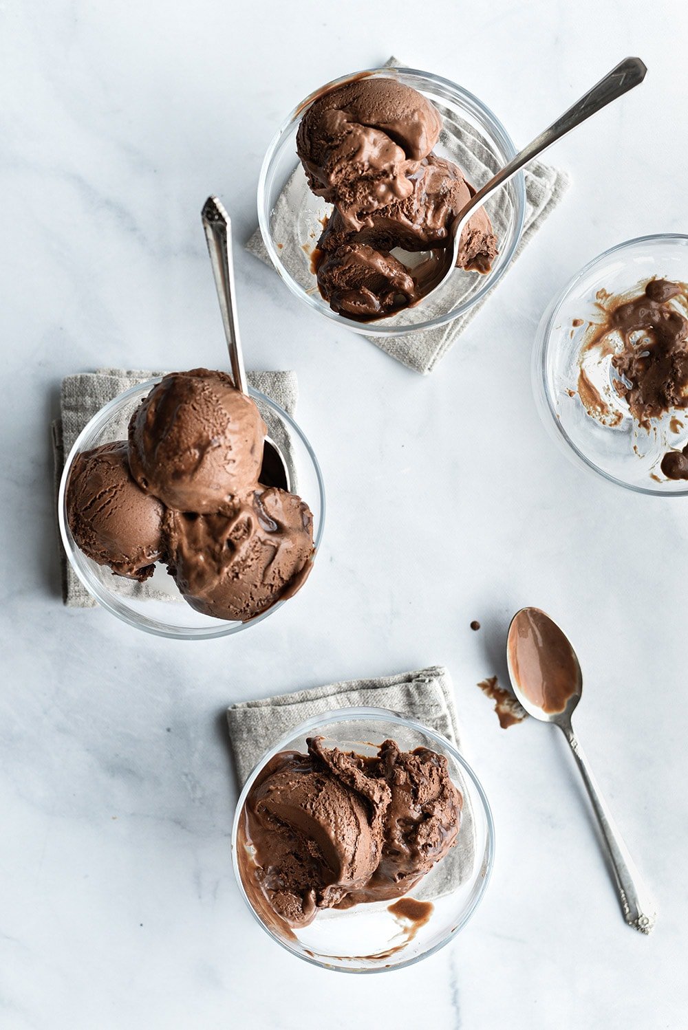 Drie Kommetjes met Chocolade-ijs: Perfecte Scoops voor Elke Gelegenheid