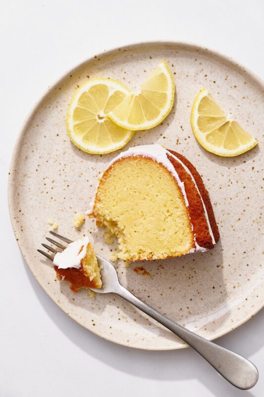 Een plak cake die wordt verwijderd om te serveren, met een zachte textuur en perfect gelaagde vulling.