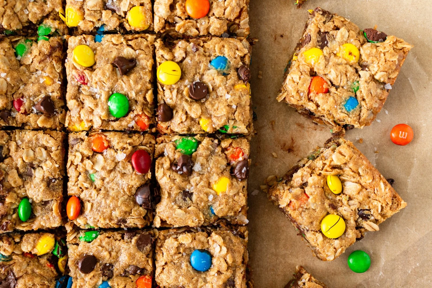 De hele pan monster cookie bar in plakjes gesneden, klaar om te serveren als een heerlijke traktatie.