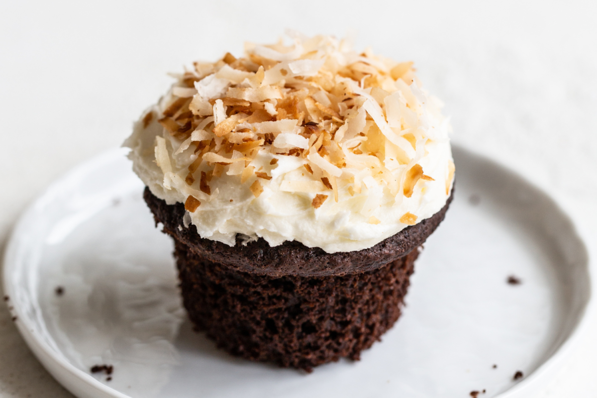 Geglazuurde cupcake zonder wrapper, met een glanzende topping en een luchtige textuur.