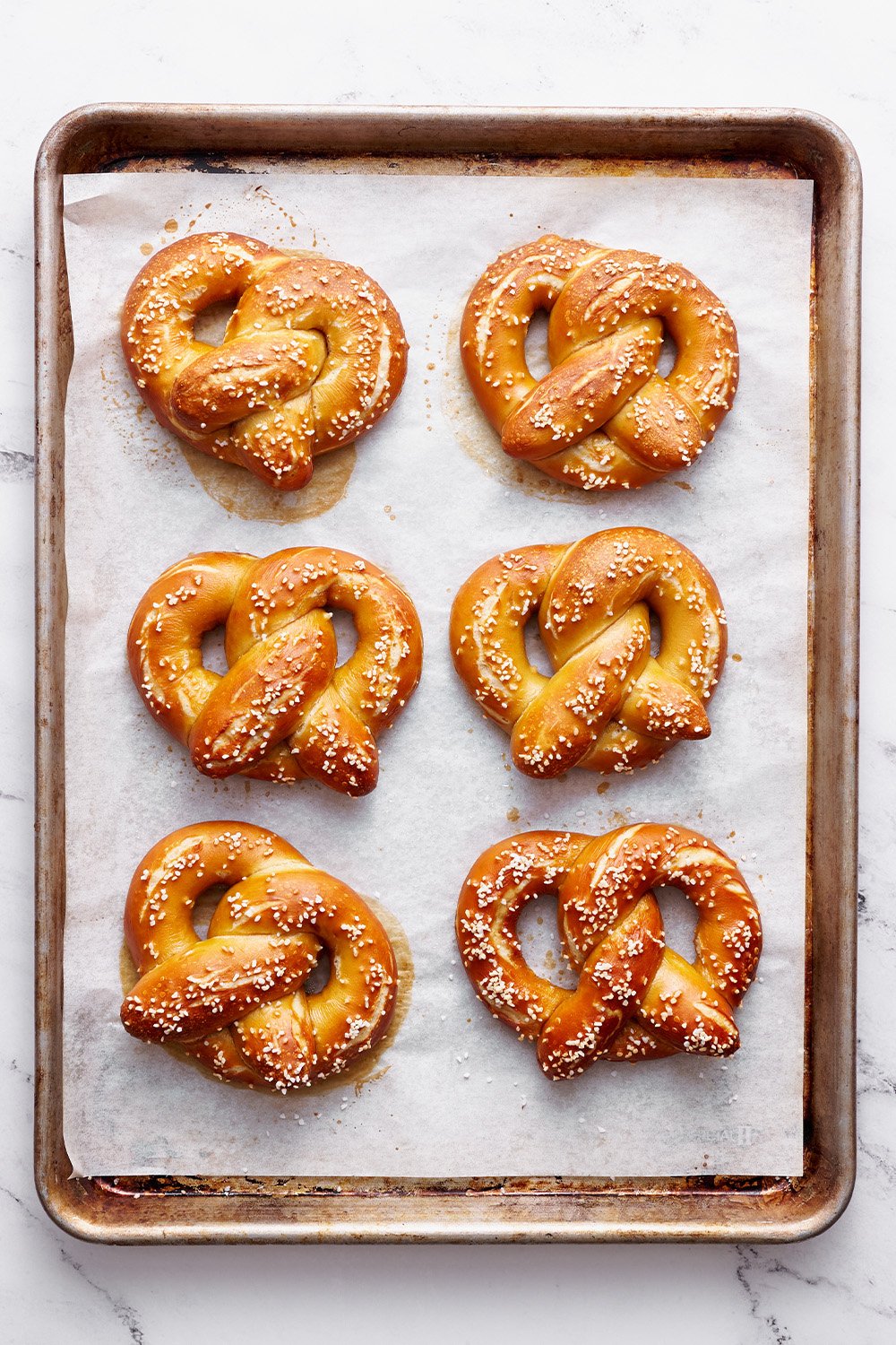 Zelfgemaakte zachte pretzels op een bakplaat, goudbruin gebakken en klaar om te serveren