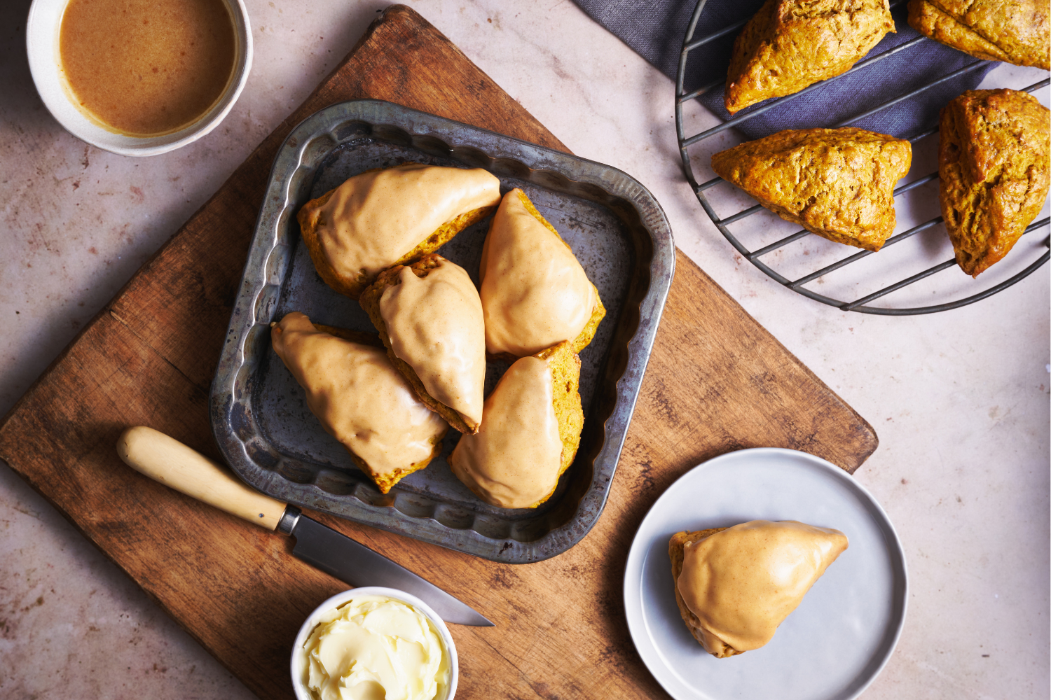 veel zelfgemaakte pompoen scones op een bord, klaar om geserveerd te worden.Zelfgemaakte pompoen scones op een bord, versgebakken en klaar om geserveerd te worden als perfecte herfsttraktatie