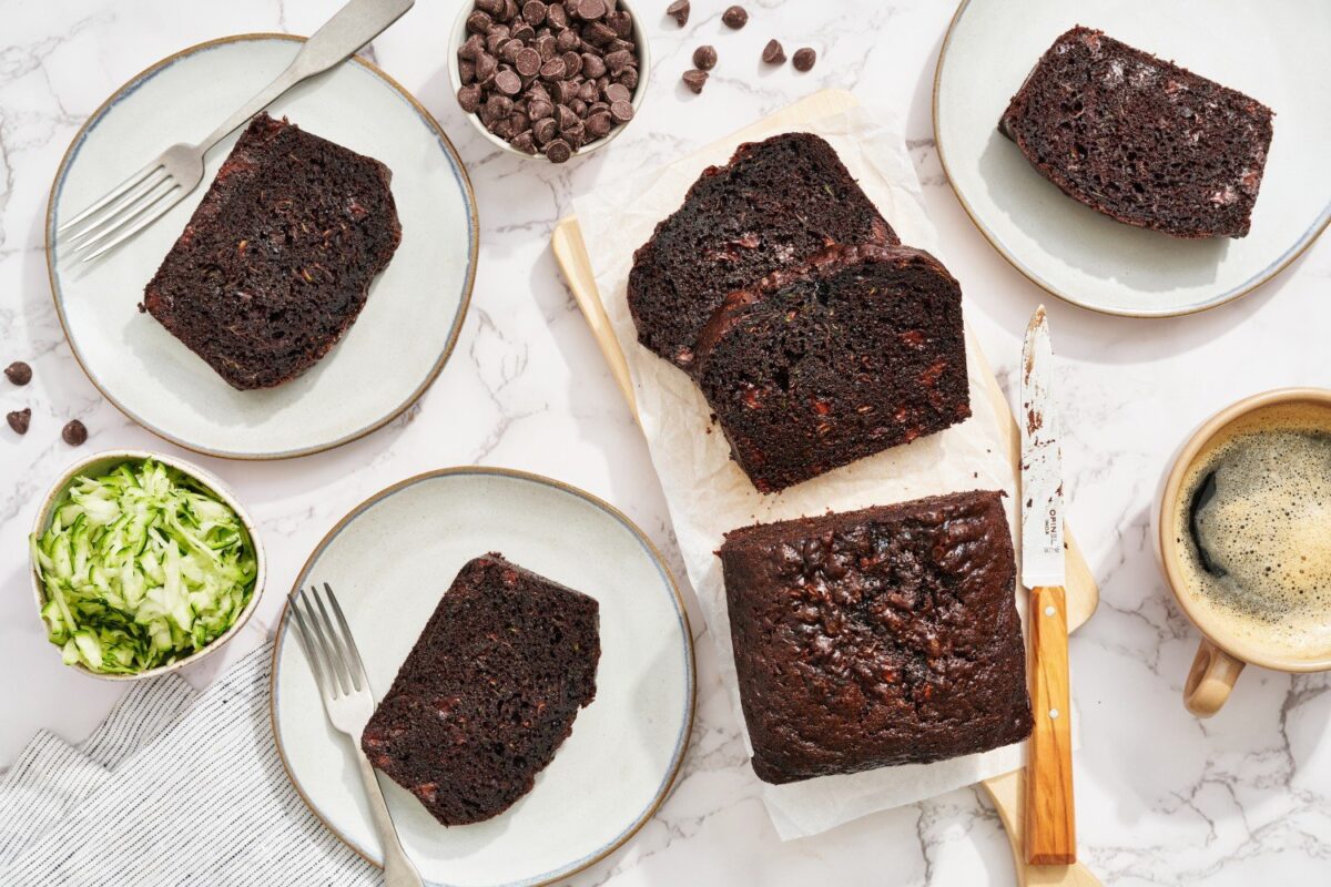 Plakken chocolade courgettebrood op borden, perfect gepresenteerd en klaar om te serveren.