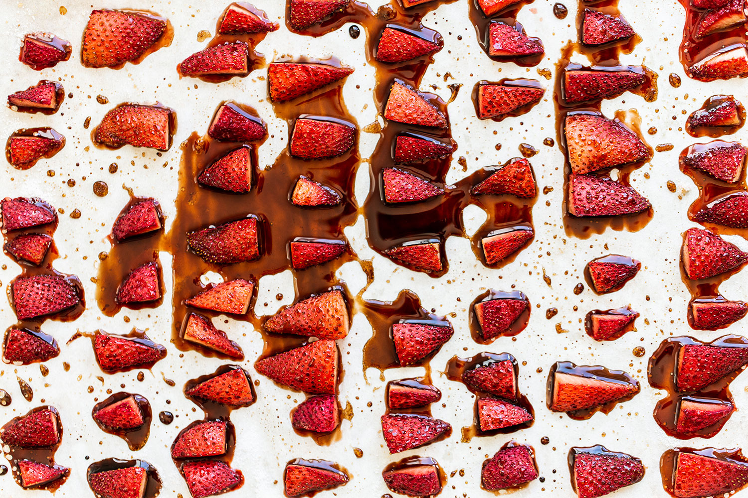 Bakplaat met aardbeien geroosterd in balsamicoazijn, perfect voorbereid voor gebruik in een smakelijk recep