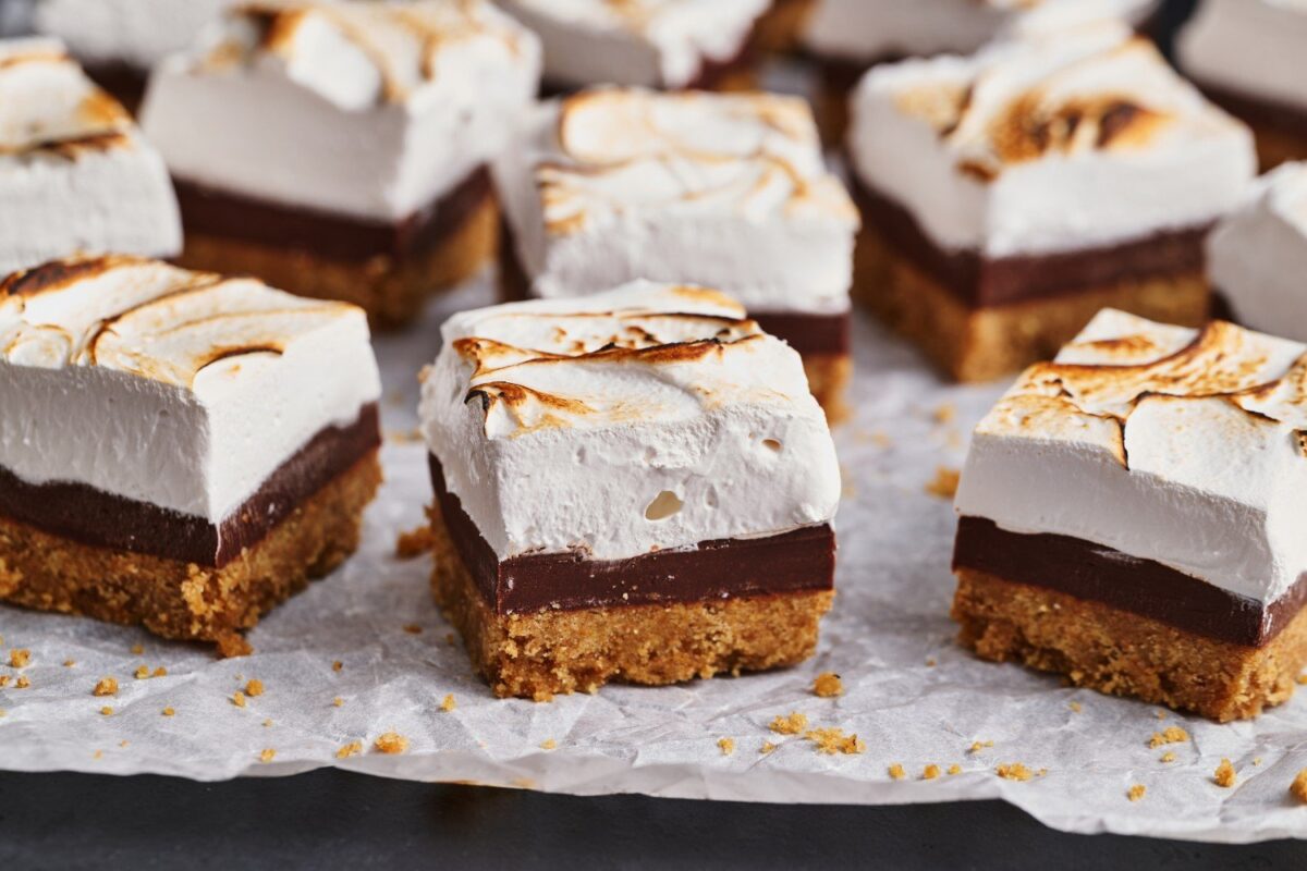 Smakelijke s'mores bars op bakpapier, perfect gesneden en klaar om te serveren voor elke gelegenheid.