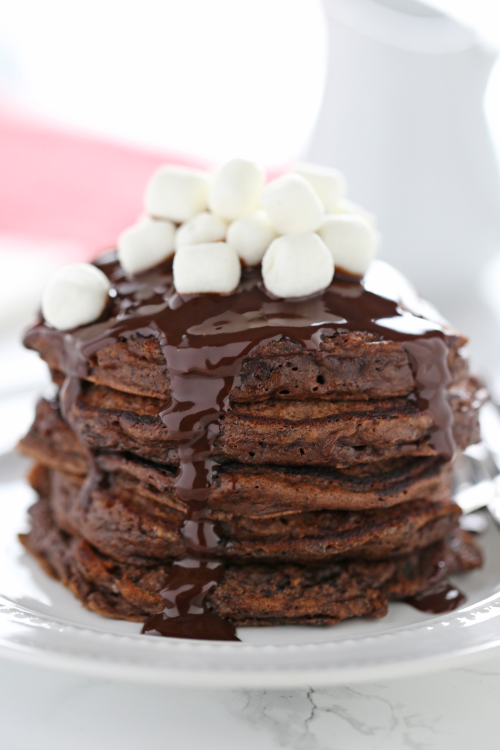 Een stapel Hot Chocolate Pancakes, klaar om te serveren.