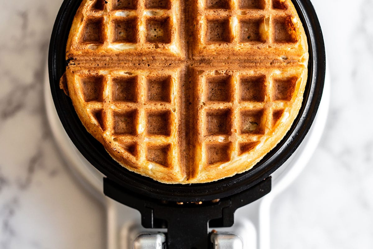 Belgisch wafelrecept aan het koken in wafelijzer