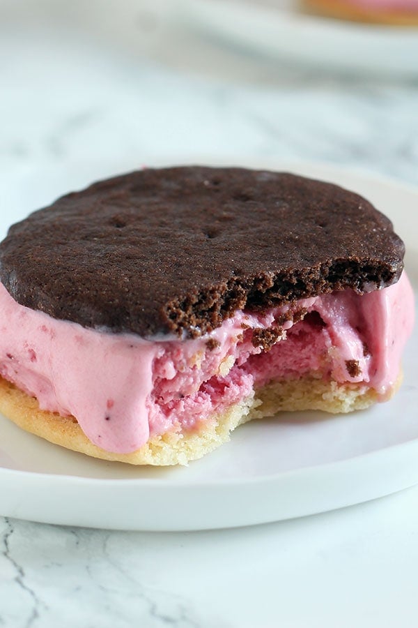 Zelfgemaakt! Hoe schattig zijn deze Neapolitan Ice Cream Sandwiches met vers aardbeienijs?!