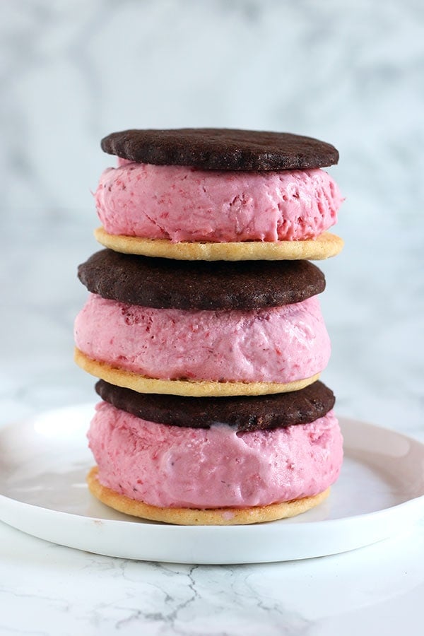 Neapolitan Ice Cream Sandwiches recepten met zelfgemaakt verse aardbeienijs, vanillewafels en chocoladewafels.